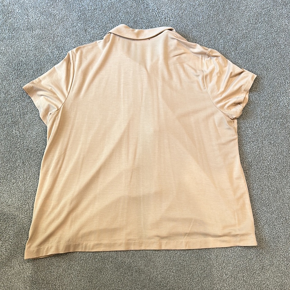 Cute button down top - Picture 2 of 3